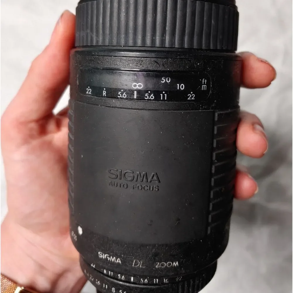 Sigma DL Zoom 75-300mm 1:4-5.6 Auto Focus Lens with Sun Shade